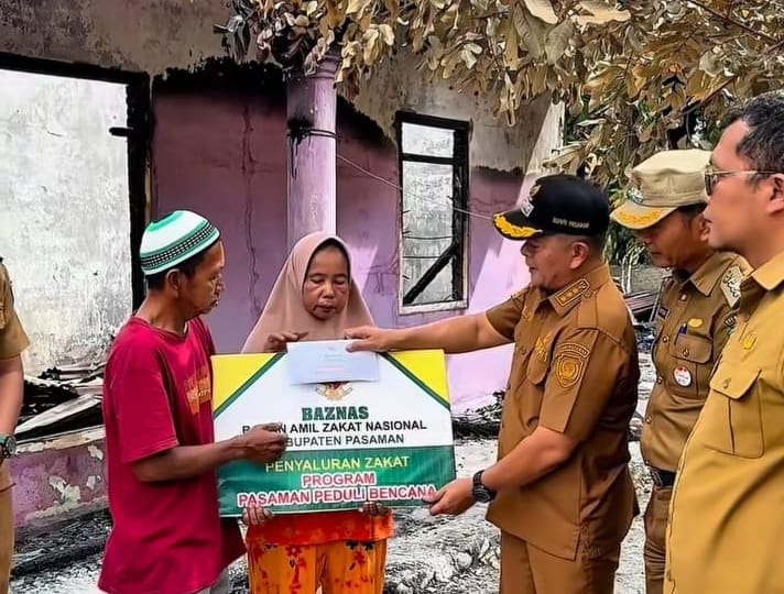 Bupati Pasaman, Welly Suhery saat serahkan bantuan